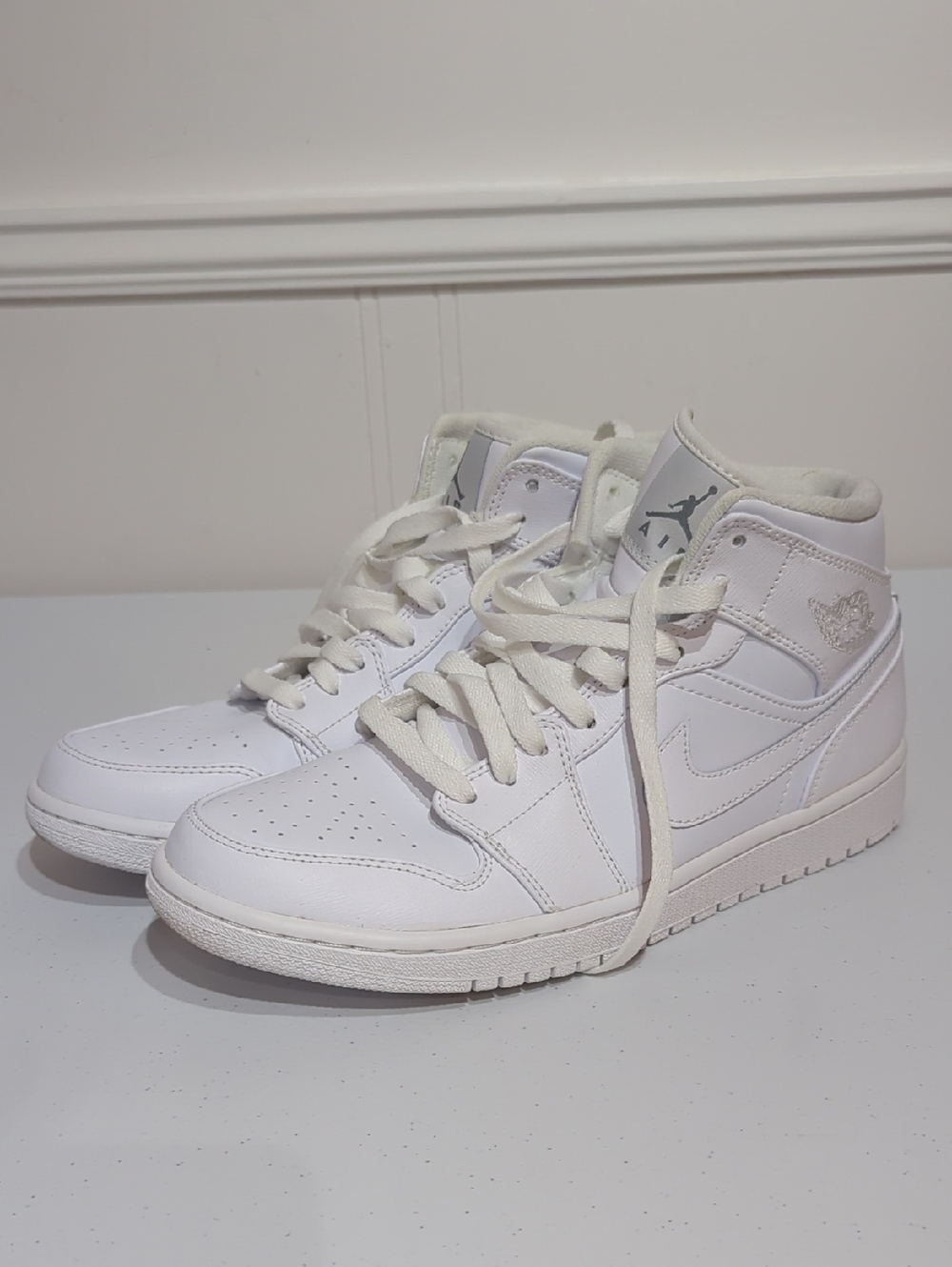 Nike All-White Air Jordan 1 Mid Sneakers 554724-100 - size 9 men